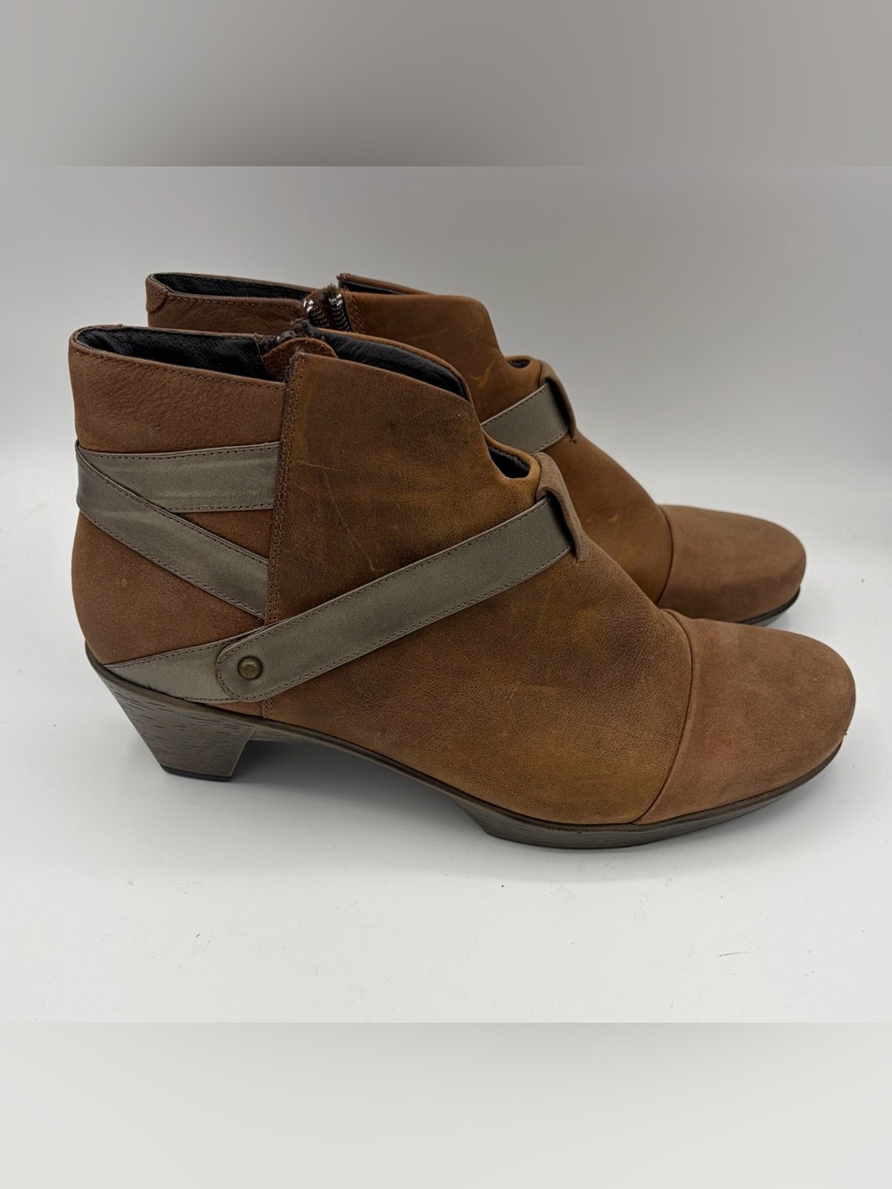 Naot modern brown leather side zip ankle boot women’s 41/10 chic